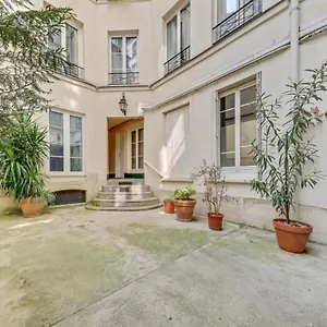 https://charming-cosy-flat-in-heart-of-marais-2min-walk-to-art.fr-paris.fr