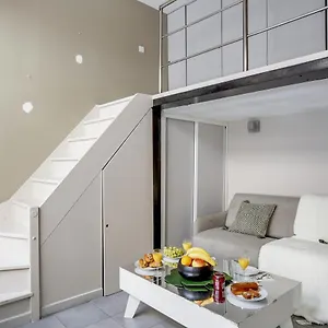 https://spacious-bright-and-beautifully-decorated-flat-in-heart.fr-paris.fr